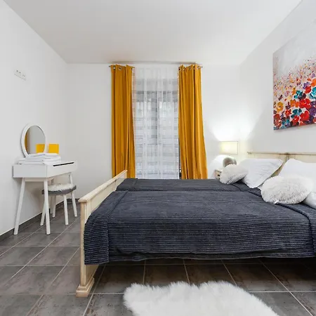 Apartamento Lovely In With Wifi Zadar