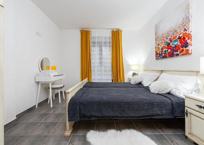 Apartman Lovely In With Wifi Zadar